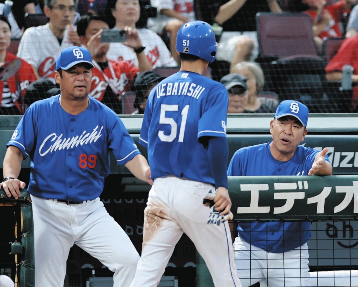 ３回表、生還した上林（中）を迎える松中打撃統括コーチ（左）と井上監督