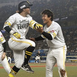 6回2死二塁、右前適時打を放ち、井上(右)とタッチを交わす佐藤直(撮影・柿森英典)