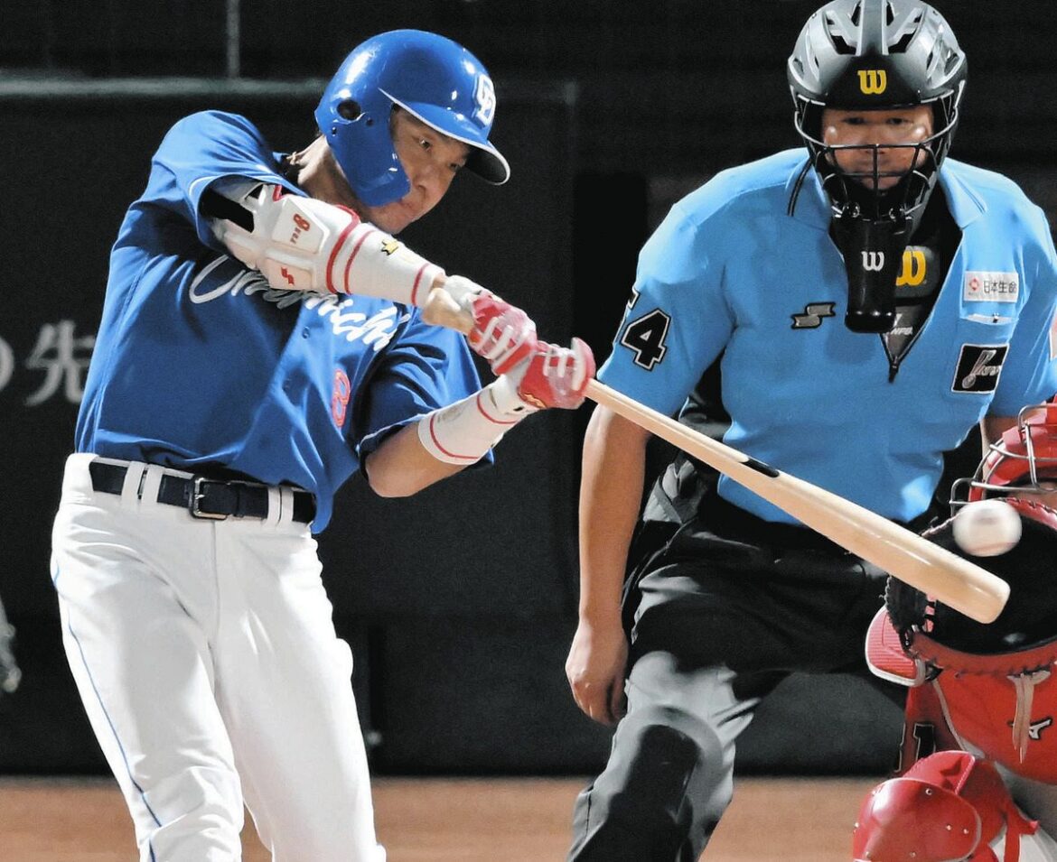 ８回表無死、代打大島が左前打を放つ