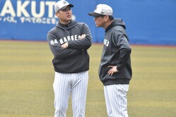  ロッテ・黒木コーチ（左）と建山コーチ（右）［撮影＝岩下雄太］ 