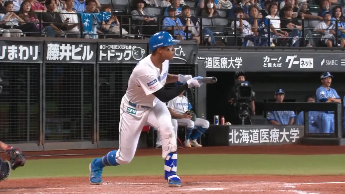 Chusei Mannami hits a two squeeze! He uses a unique strategy to defeat Saitama Seibu ‘s Natsuki Takeuchi | Pacific League Hokkaido Nippon-Ham Fighters player Chusei Mannami © Pacific League TV