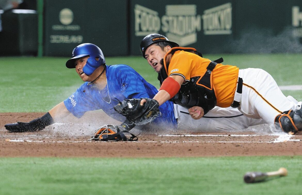 ６回表無死一塁、ＤｅＮＡ・桑原の二塁打で蝦名が本塁を突くがタッチアウト。捕手甲斐