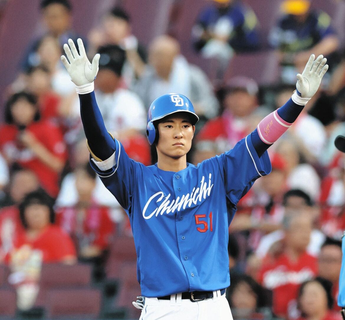 ３回表、先制打を放ち、ベンチに向かって手を上げる上林