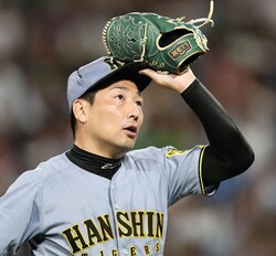 　９回、同点に追いつかれた岩崎はベンチへ戻る＝１日