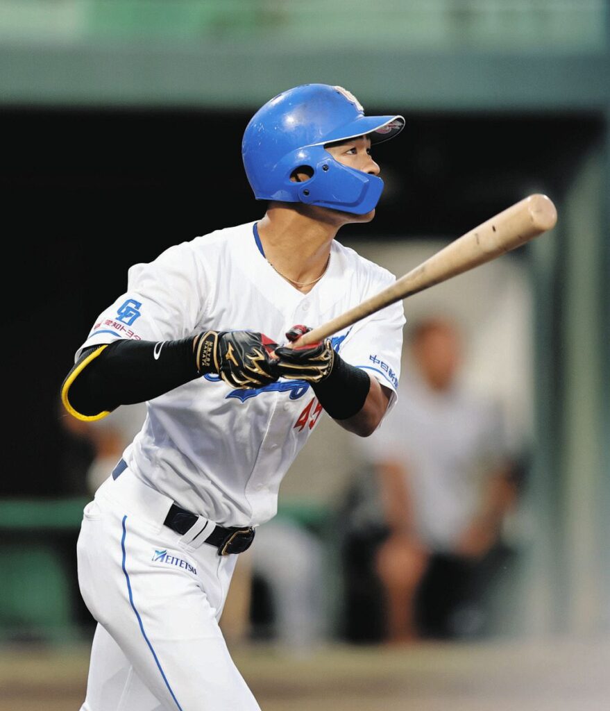 中日―くふうハヤテ　１回裏中日１死一塁、右越えの２点本塁打を放つ土田