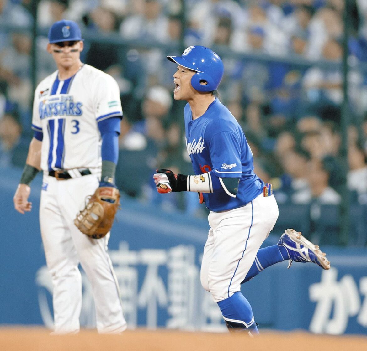 ９回表、本塁打を放ち、雄たけびを上げる加藤匠