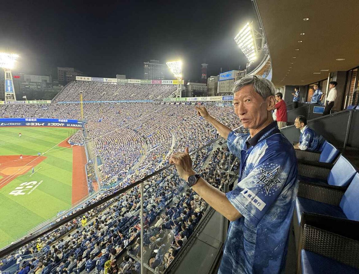 「横浜DeNAベイスターズ」を家電の面から強力にサポート。ハイセンスのスポーツへの取り組みを聖地 ”横浜スタジアム” で体験 – Stereo Sound ONLINE 画像: 「STAR SUITES」バルコニーからの眺め。これだけの人數が送る声援のパワーは半端ではありません