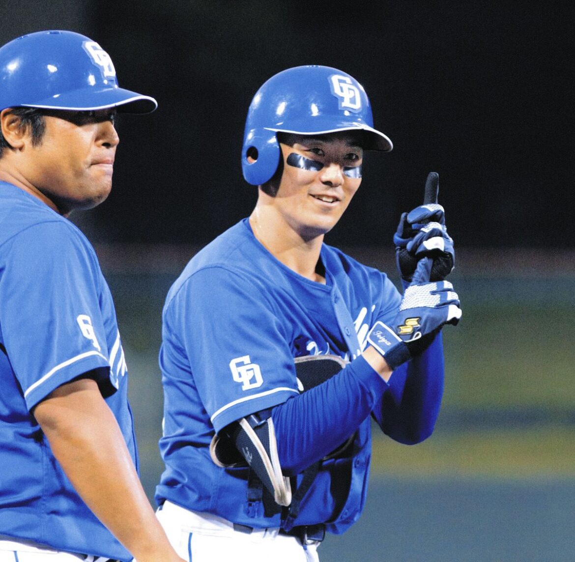 ６回２死満塁から３点適時三塁打を放ち、ベンチに向かってポーズをとる尾田（右）