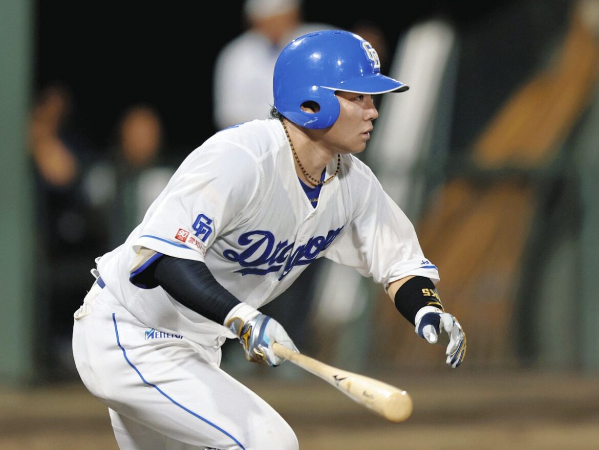 中日―くふうハヤテ　６回裏中日２死、二塁への内野安打を放つ村松