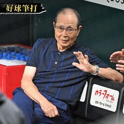 ベンチで試合前練習を見守る王会長（撮影・穴井友梨）