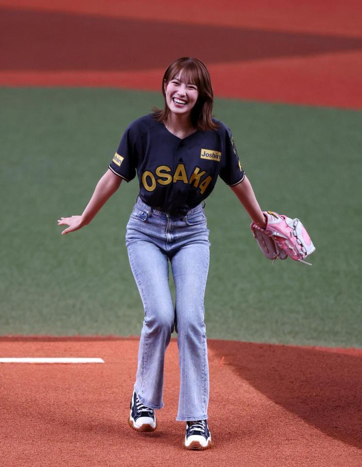 「ため息が出るスタイルの良さ」デニム姿で降臨の超絶美女にドーム騒然 悲願のノーバンならずも笑顔で魅了「脚長すぎる」「ほんと綺麗」 – デイリースポーツ 「ため息が出るスタイルの良さ」デニム姿で降臨の超絶美女にドーム騒然 悲願のノーバンならずも笑顔で魅了「脚長すぎる」「ほんと綺麗」 - デイリースポーツ