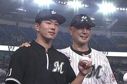 楽天戦に登板したロッテ・吉川悠斗(左)と吉井理人監督【画像:パーソル パ・リーグTV】