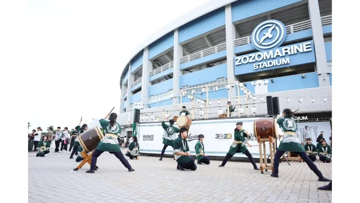 球場外周で和太鼓演奏!「マリーンズ夏祭 supported by KONAMI」計4試合で実施|パ・リーグ.com|プロ野球 昨年の専修大学松戸中学校・高等学校 和太鼓部パフォーマンスの様子【写真:球団提供】