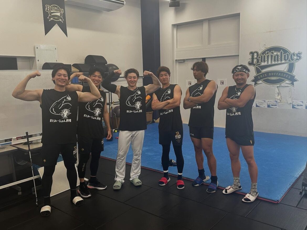 「#とみーじょん界隈」オリックス・吉田輝星がリハビリ組の集合写真を公開 ファンからは復帰を待ち望む声続々 | 話題の投稿 | スポーツブル (スポブル)