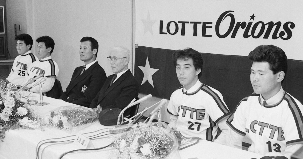 「オレがウシを獲ってくれと言ったんだ」“あの大投手”のまさかの指名…空前のトレードでロッテ入り牛島和彦に「お前なんかやらかしたのか?」 – プロ野球 – Number Web 「オレがウシを獲ってくれと言ったんだ」“あの大投手”のまさかの指名…空前のトレードでロッテ入り牛島和彦に「お前なんかやらかしたのか?」 - プロ野球 - Number Web