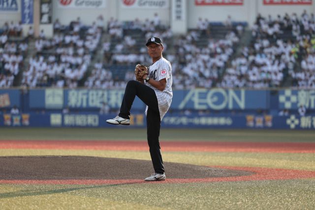 “サブマリン”渡辺俊介、BAPEコラボユニで始球式登板「ちょっと緊張しましたが、楽しかった」 | | ORICON NEWS “サブマリン”渡辺俊介、BAPEコラボユニで始球式登板「ちょっと緊張しましたが、楽しかった」 | | ORICON NEWS