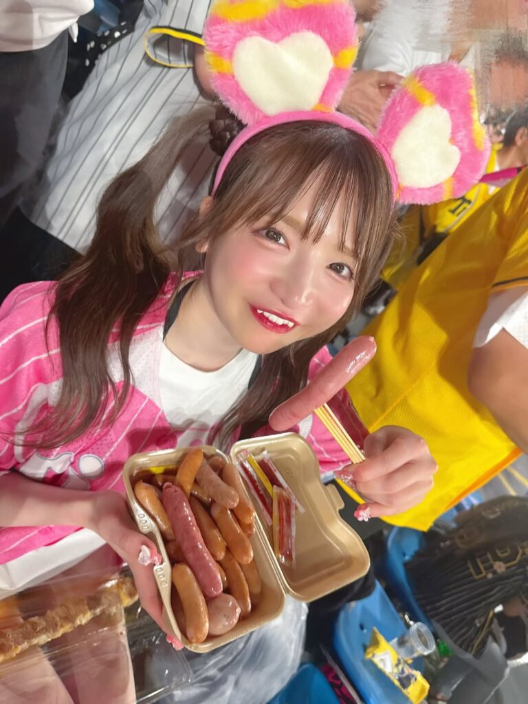 あの大食いアイドル、全身ピンクにツインテールで阪神タイガースの応援へ！ | 話題の投稿 | スポーツブル (スポブル)