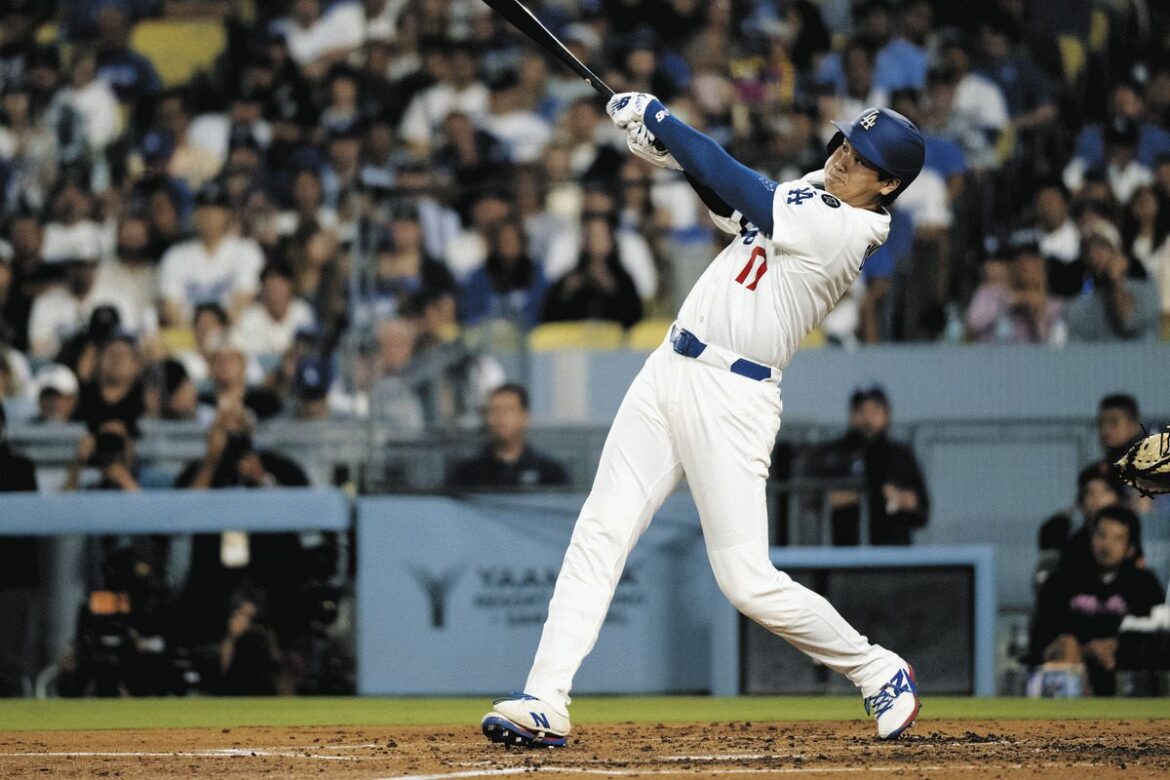 5回、逆転3ランを放つ大谷（AP）