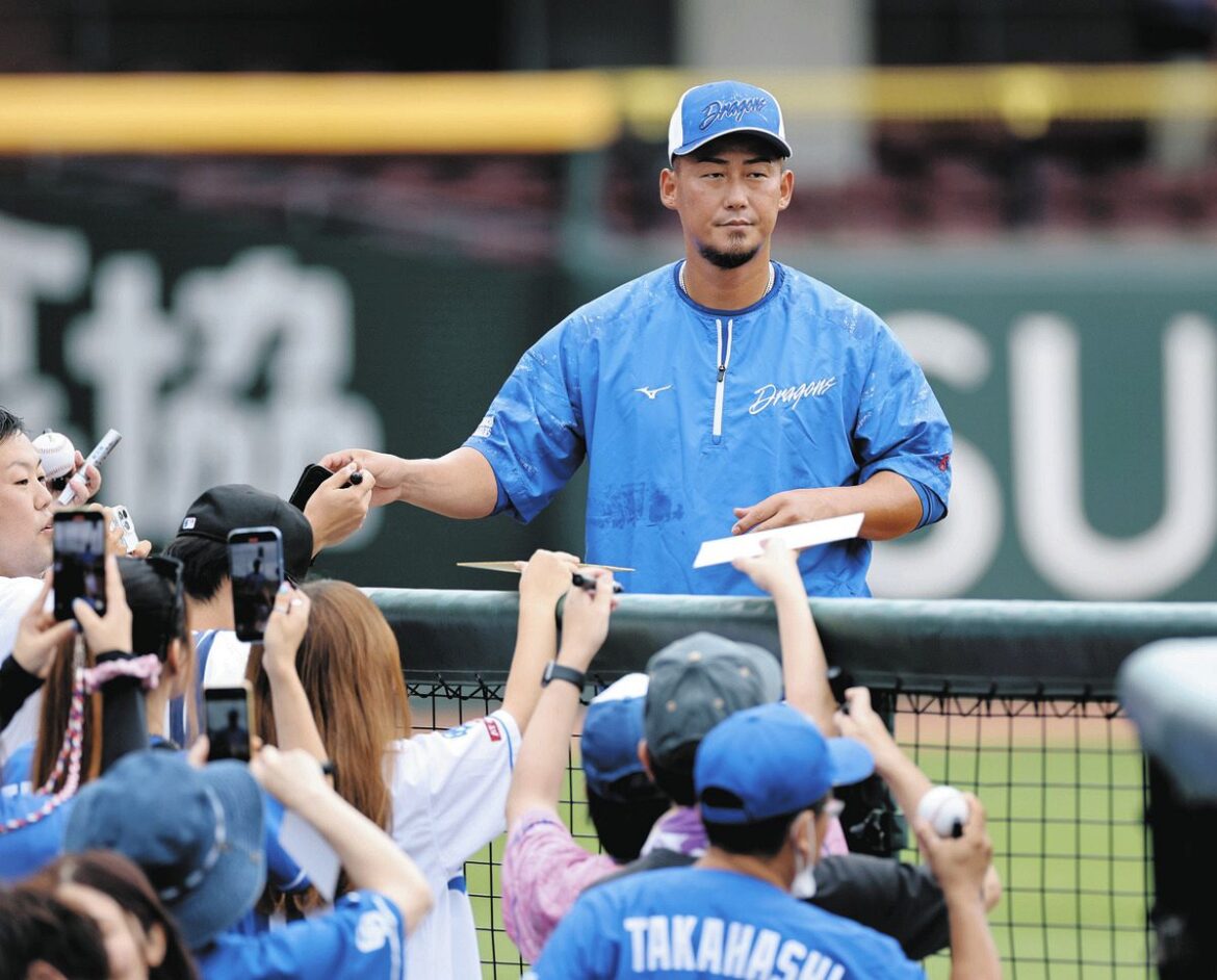 ファンにサインする中田