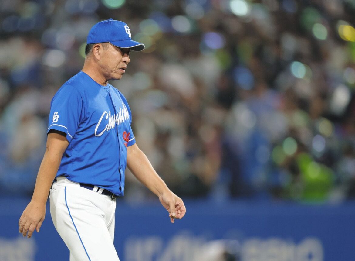 中日、ヤクルトに逆転負け 3カード連続負け越し 先発・涌井5回痛恨…オスナに満塁被弾:中日スポーツ・東京中日スポーツ – 中日新聞Web 5回裏、涌井に交代を告げ、ベンチに戻る井上監督