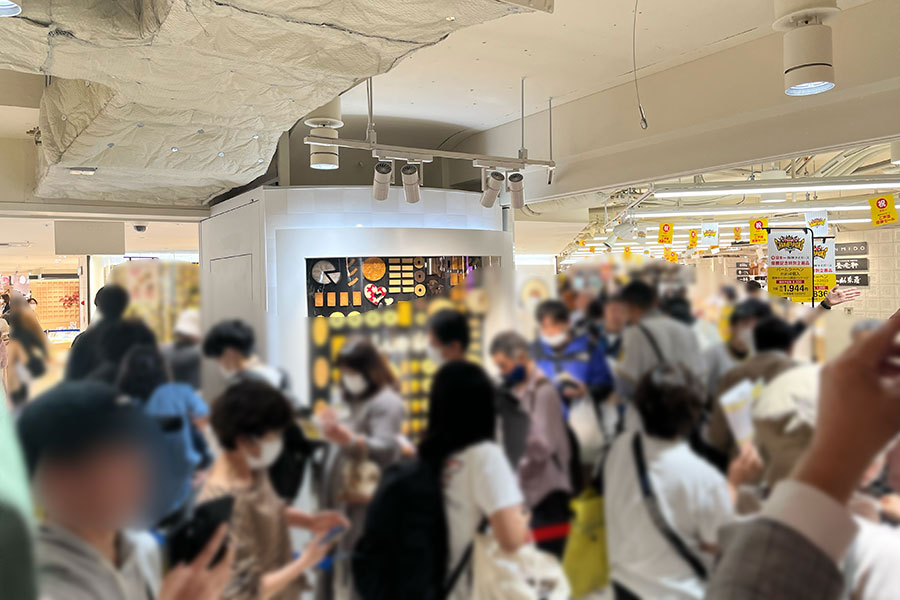 「ご声援感謝セール」で賑わう「阪神梅田本店」（2023年11月6日・大阪市内）