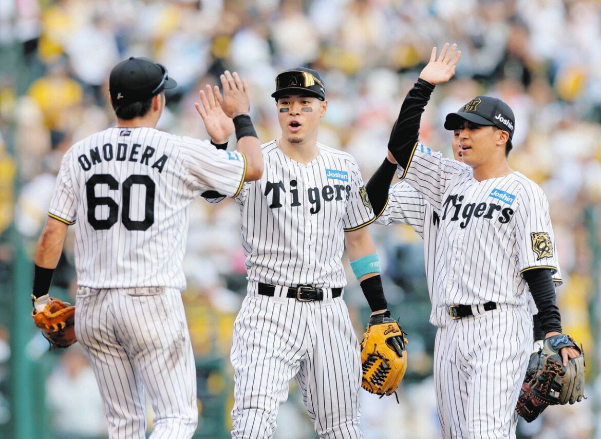 中日に勝ち、喜び合う佐藤輝（中央）ら阪神ナイン