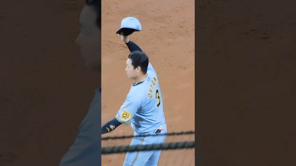 先制の押し出し四球を選びファンの歓声に応える大山悠輔 先制の押し出し四球を選びファンの歓声に応える大山悠輔