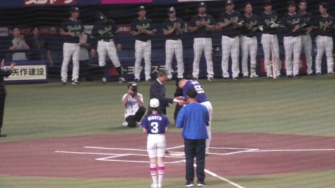 中日ドラゴンズ 細川成也選手の 7月月間MVP表彰式の様子 賞金50万円を受け取る 2025/8/26 バンテリンドーム