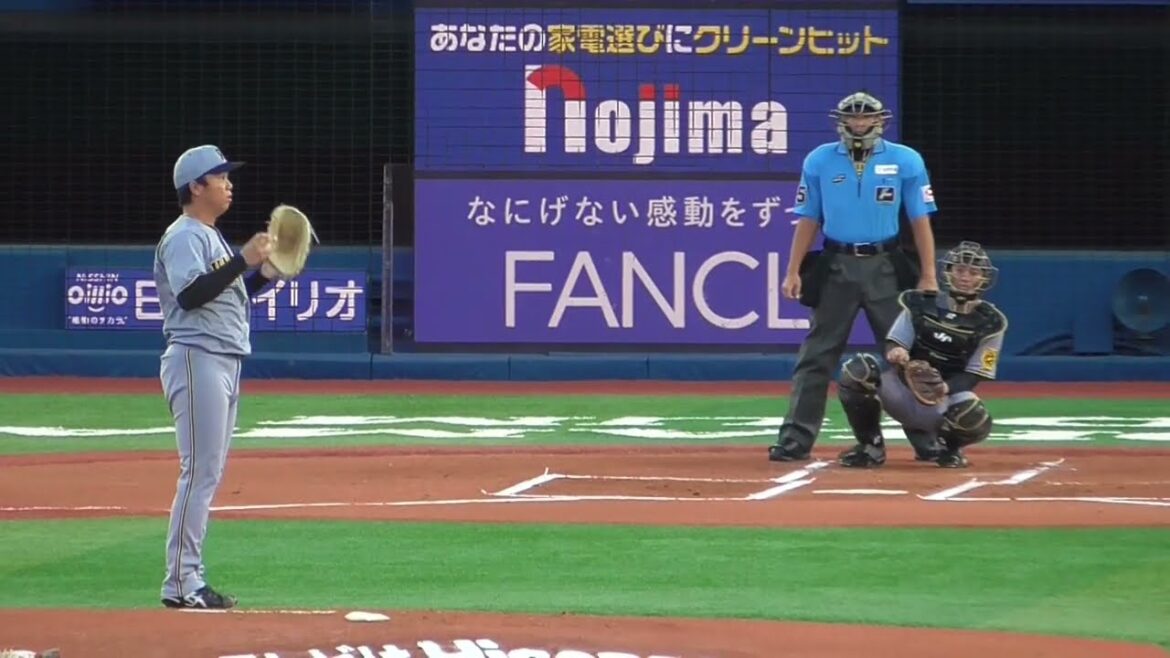 2025年8月26日 阪神・村上  頌樹 投手の準備投球（ボールデッド中）