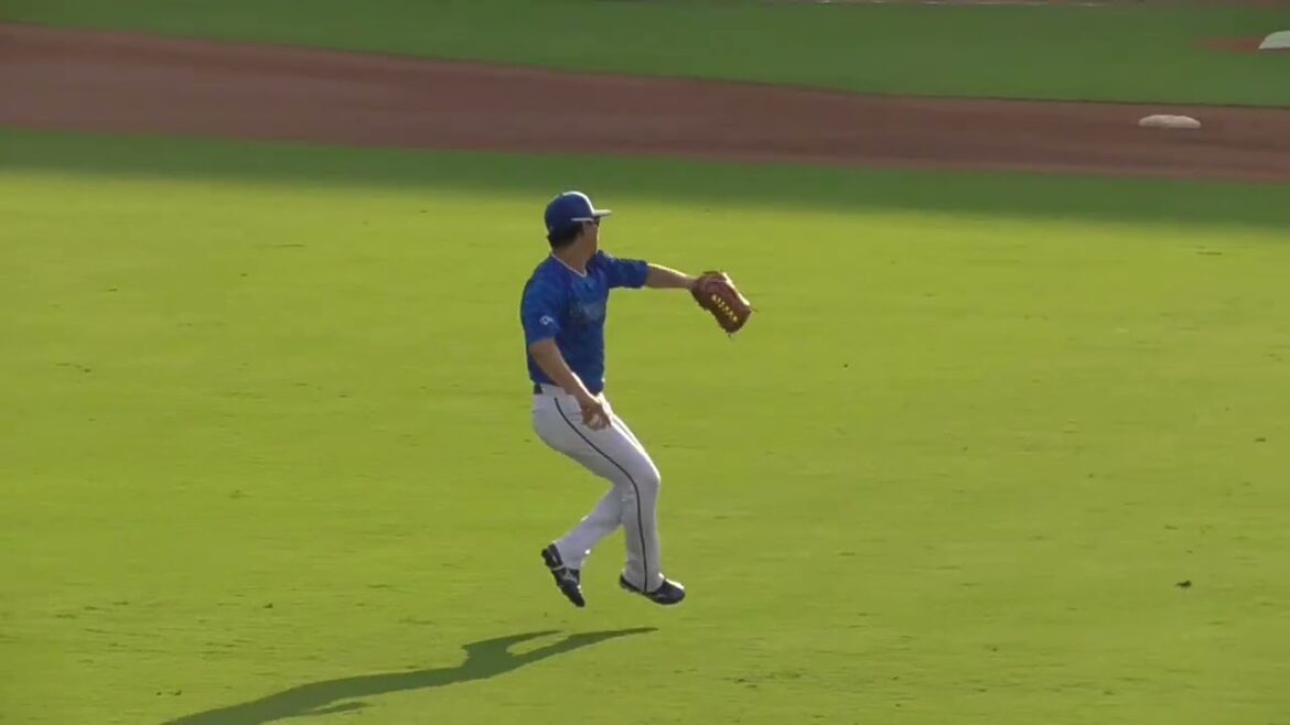 2025年9月2日 広島東洋戦・外野手の試合前シートノック練習風景（イニング中外）