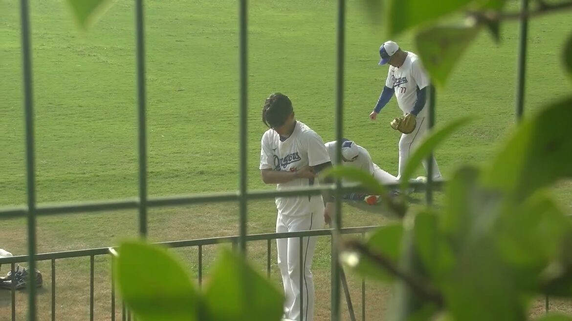 中日ドラゴンズ 棒を使って体をほぐす?高橋幸佑投手、小山伸一郎コーチにストレッチしてもらう石川翔投手 豊橋球場サブグラウンド 2025/8/24