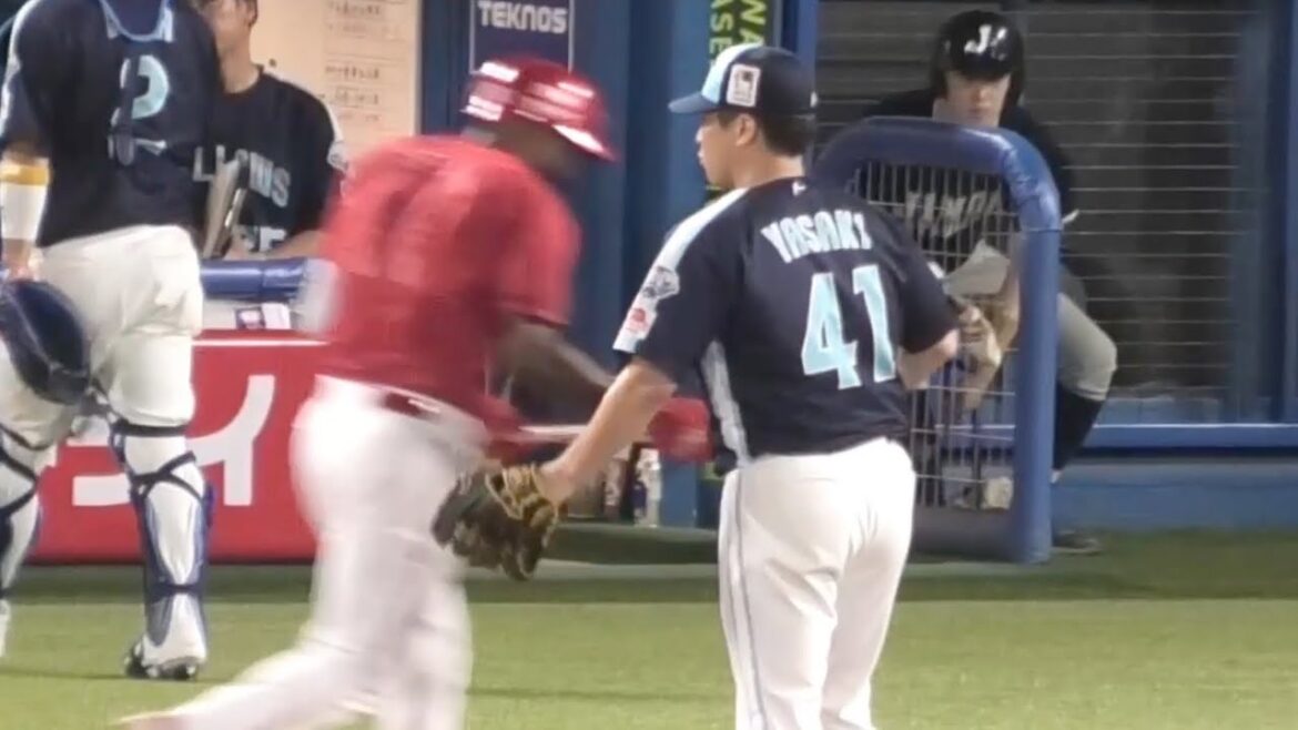 矢崎拓也がベンチ帰りがけに進路を変え、ファビアンのバットを拾って手渡し！紳士な対応を魅せるヤサタクさん！広島東洋カープvs東京ヤクルトスワローズ 2025年8月30日