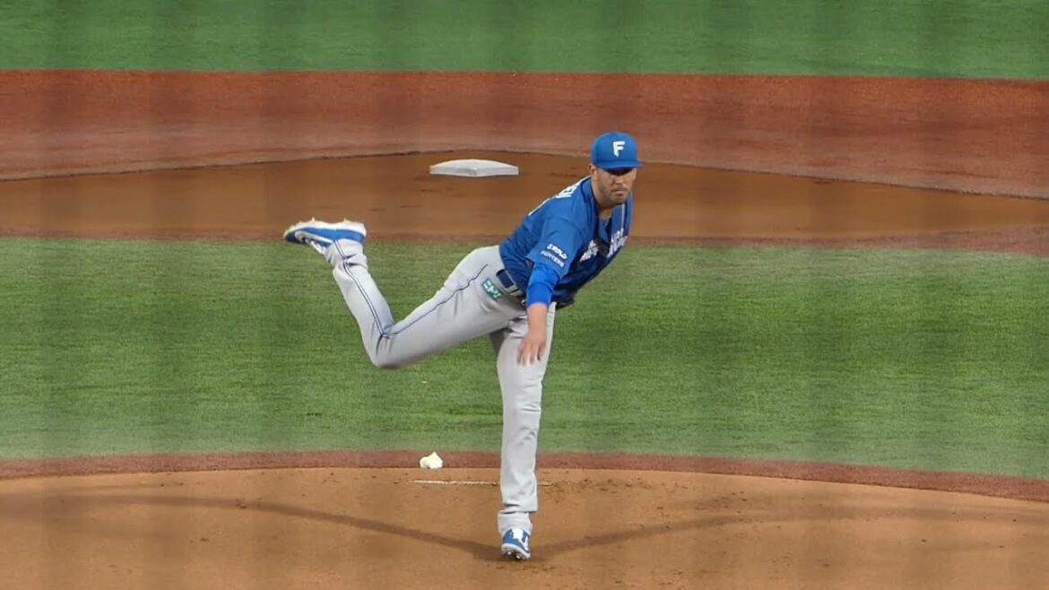 2025年8月11日 イースタンリーグ 北海道日本ハム ドリュー・バーヘイゲン 投手の準備投球（ボールデッド中）