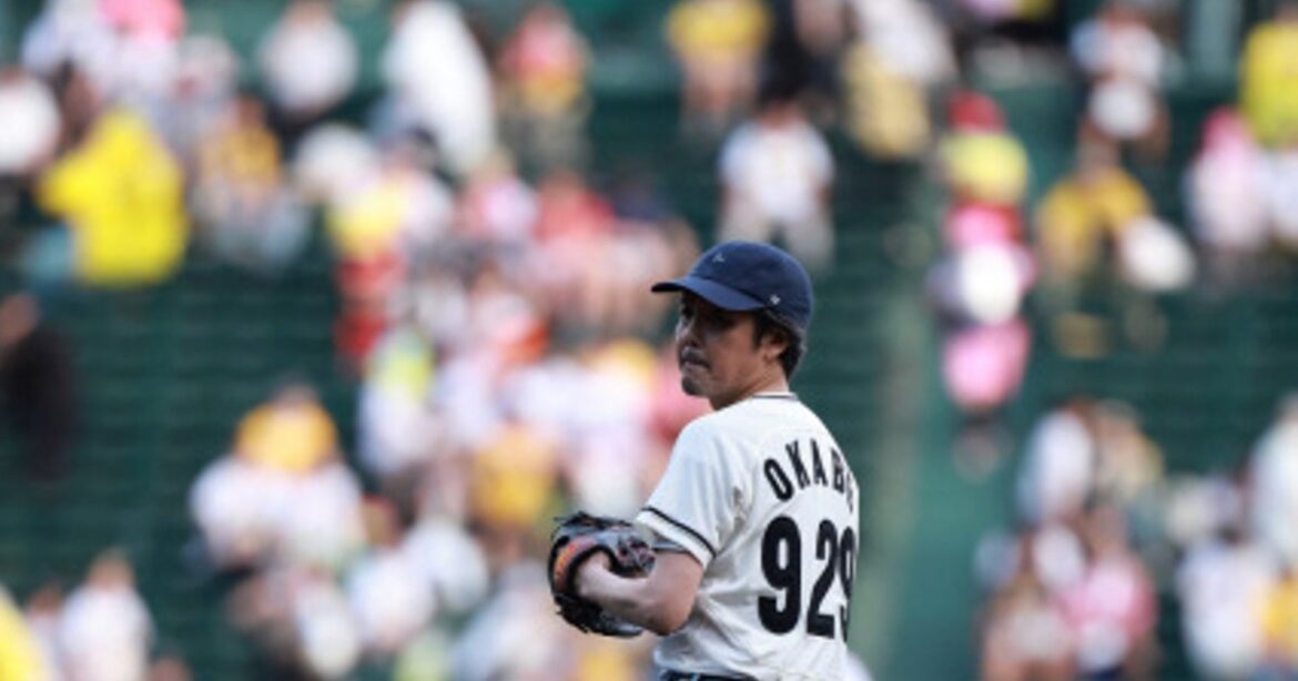 ORICON NEWS：阪神タイガース優勝目前…朝ドラ俳優を雰囲気で圧倒　『ばけばけ』岡部たかしが甲子園マウンド登場 | 毎日新聞