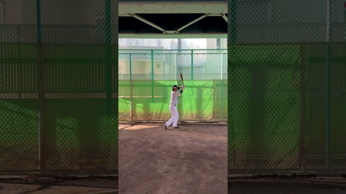 移籍後初ホームランを打ちロータッチをする秋広優人選手