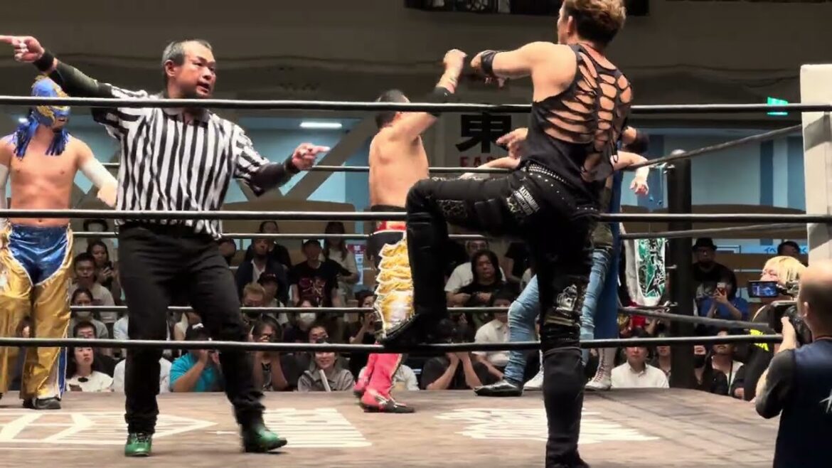 大家健と佐々木貴の組み合わせになると佐々木がコーナーで大家を踏みつけてブーイングを煽ってから逆水平チョップを放つ ガンバレ☆プロレス「サマーフィルムにのって2025」2025年8月26日 大家健と佐々木貴の組み合わせになると佐々木がコーナーで大家を踏みつけてブーイングを煽ってから逆水平チョップを放つ ガンバレ☆プロレス「サマーフィルムにのって2025」2025年8月26日