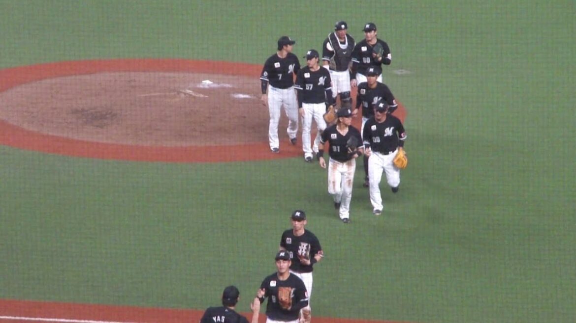 千葉ロッテマリーンズ 横山陸人が滝澤夏央をセカンドゴロに打ち取り試合終了　西武 2 - 4 ロッテ　2025年9月7日(日)　ベルーナドーム