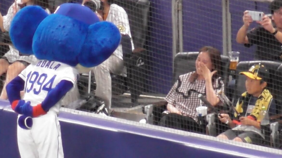 ドアラの圧を物ともしない阪神ファンのちびっ子と ドアラに吸い寄せられてしまうドラゴンズファンのちびっ子  中日ドラゴンズVS阪神タイガース　2025/09/04