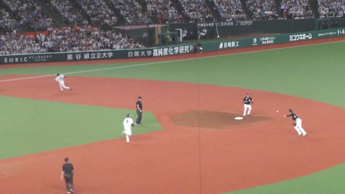 ロッテ 藤岡裕大のバックトスによる、463のダブルプレー　西武 vs ロッテ　2025年9月6日(土)　ベルーナドーム