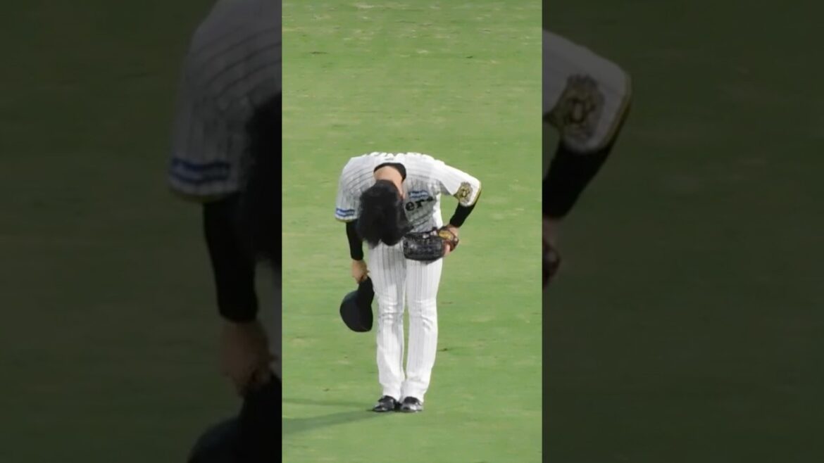 【優勝決勝打】先制の犠牲フライを放ちファンの歓声に深々と頭を下げる高寺望夢