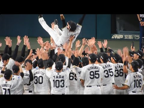 【最強軍団を率いた選手会長】中野拓夢 監督に続いて胴上げ 【最強軍団を率いた選手会長】中野拓夢 監督に続いて胴上げ