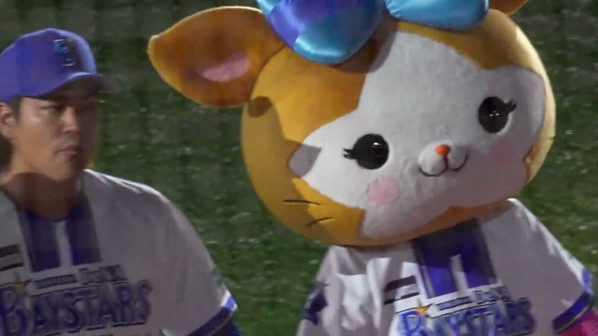 【2連勝/試合後挨拶】ボールを器用に操る佐々木千隼、ホッとした表情を浮かべる入江、度会と談笑する桑原(2025.9.5/横浜スタジアム）