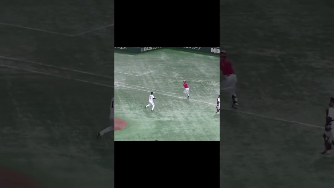 延長 しっかり送りバントを決める宇草孔基（2024年6月28日読売ジャイアンツ対 広島カープ）