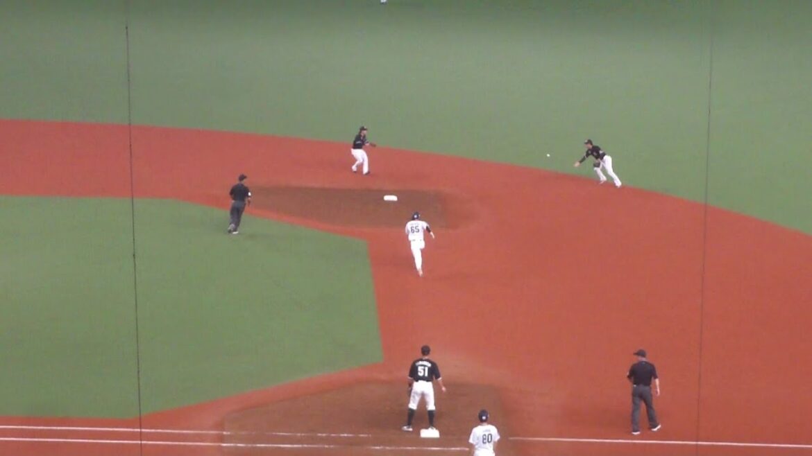 ロッテ 藤岡裕大のトスによる、463のダブルプレー　西武 vs ロッテ　2025年9月7日(日)　ベルーナドーム