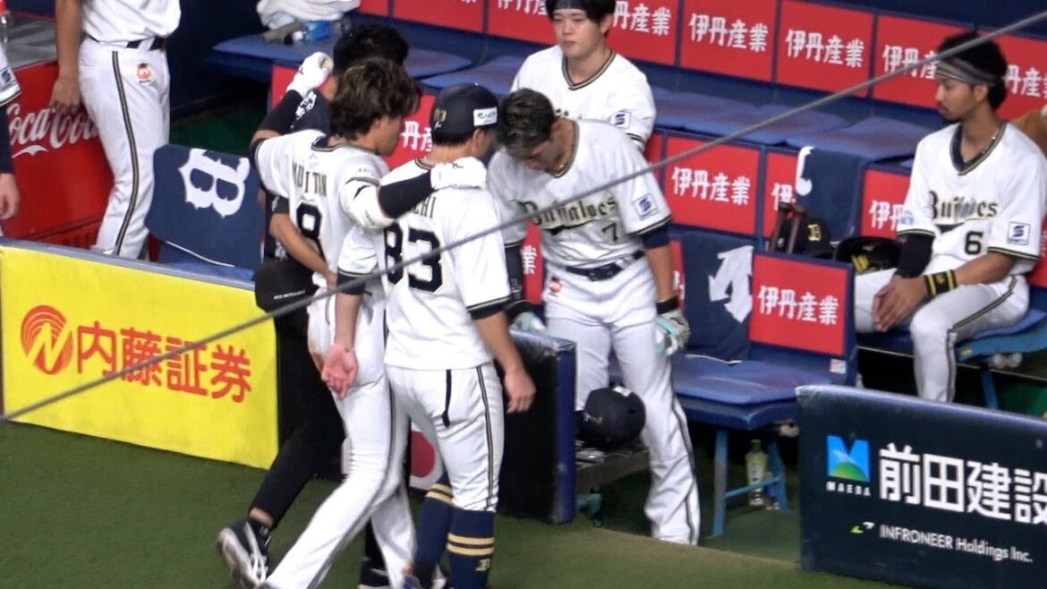 左膝を負傷した麦谷を心配するオリックスのみんな