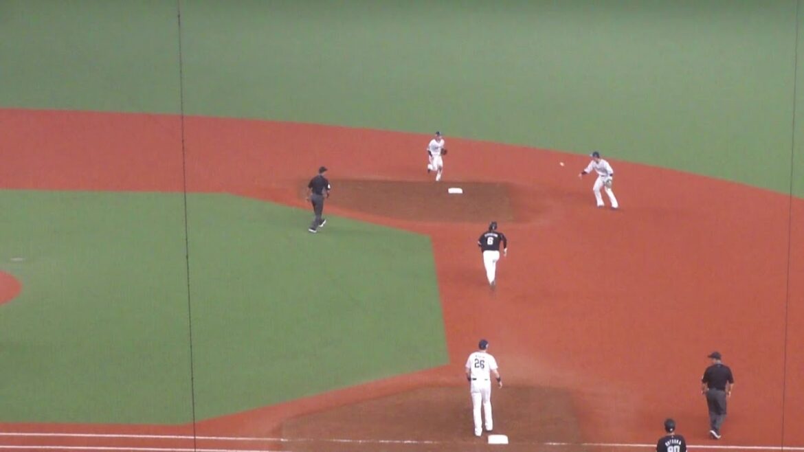 西武 山村崇嘉のバックトスによる、463のダブルプレー　西武 vs ロッテ　2025年9月7日(日)　ベルーナドーム