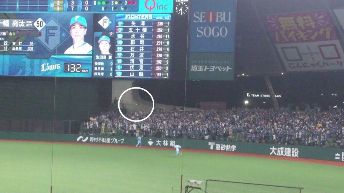 西武 長谷川信哉 ナイスプレーもフェンス激突で倒れ込む　西武 vs 日本ハム　2025年8月27日(水)　ベルーナドーム