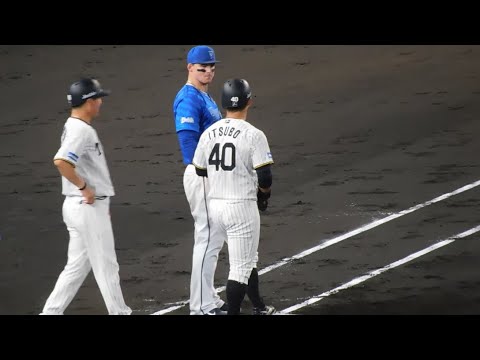 【ハジメマシテ】甲子園での初安打を放ちオースティンに絡まれる井坪陽生 【ハジメマシテ】甲子園での初安打を放ちオースティンに絡まれる井坪陽生
