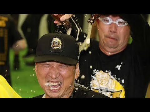 Modern Title:🎉 阪神・藤川監督もビールかけでノリノリ!高寺望夢に「ひよっこがお酒飲んでますよ🍺」ジョーク炸裂 Modern Title:🎉 阪神・藤川監督もビールかけでノリノリ!高寺望夢に「ひよっこがお酒飲んでますよ🍺」ジョーク炸裂