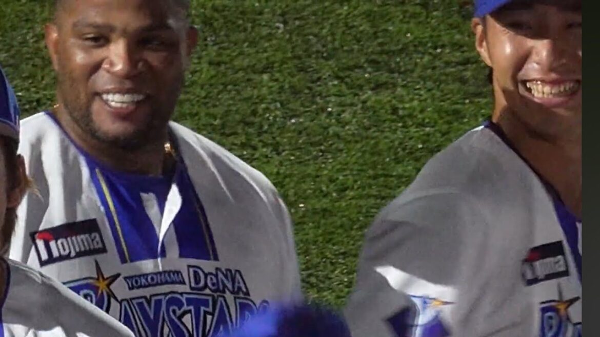 【勝利後挨拶】ニコニコのビシエド、今日もキララと手を繋ぐ藤浪(2025.9.7/横浜スタジアム）